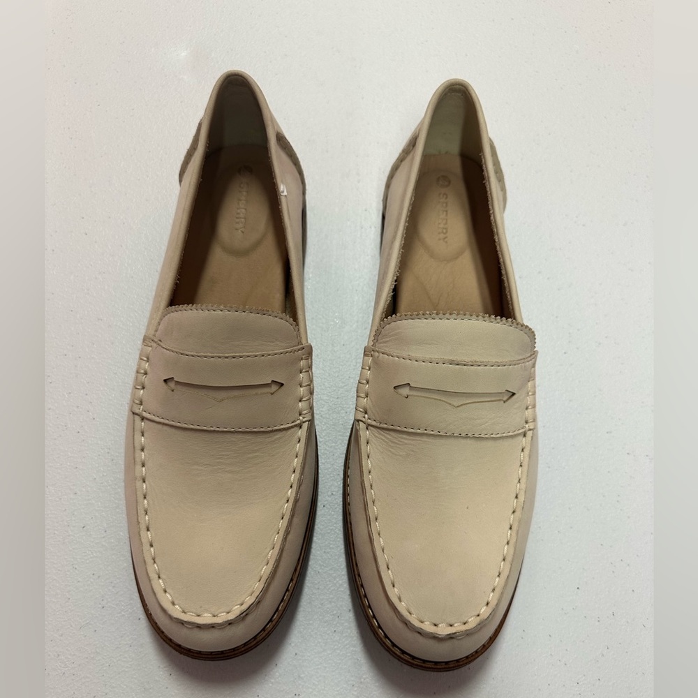 NWOT SPERRY STS88647 Women’s Tan Loafers
Size 12
B51